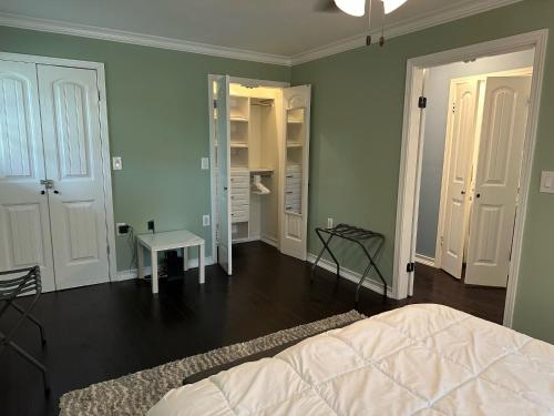 Riverfront Retreat Cozy 2-Bedroom by the Water in Ponchatoula, USA