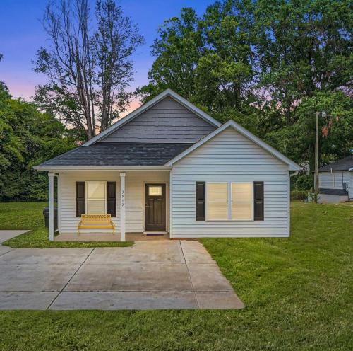 3BR Luxury Home near Uptown King Bed Workspace in Charlotte, USA