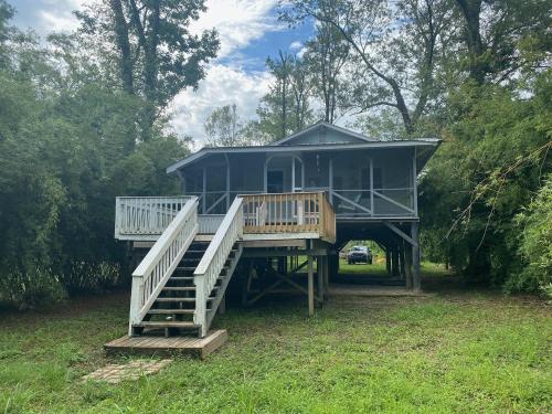 Riverfront Retreat Cozy 2-Bedroom by the Water in Ponchatoula, USA