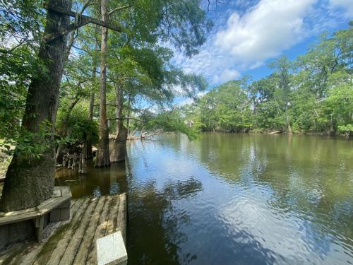 Riverfront Retreat Cozy 2-Bedroom by the Water in Ponchatoula, USA