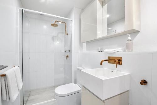 Bathroom, Artistic Getaway by Artist Abodes in Fitzroy