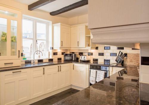 Charming 2 Bed House in Tewkesbury Centre in ติวเกสเบอรี