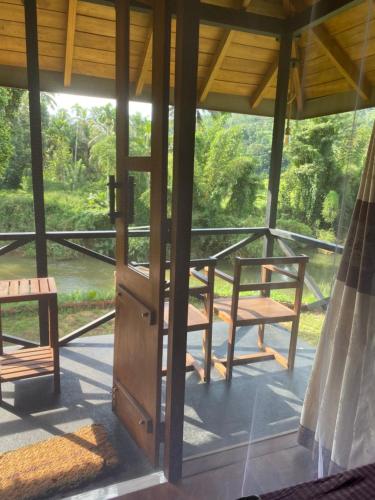 Balcony/terrace, Sinharaja Riverside in Kotapola