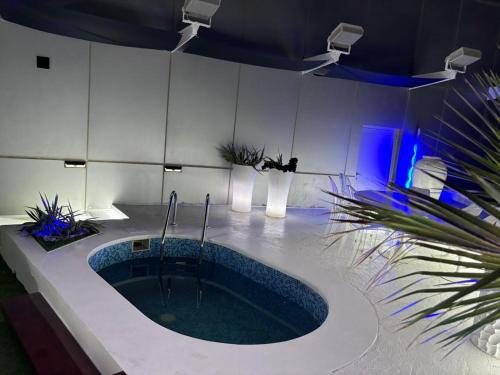 Guest room in vvip penthouse with terrace full sea view and private pool due the architecture of the apartment it s not avisable for Musli, Dubai (photo 6)