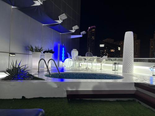 Guest room in vvip penthouse with terrace full sea view and private pool due the architecture of the apartment it s not avisable for Musli, Dubai (photo 4)