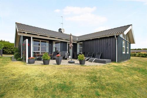 Nice Home In Ebeltoft With 3 Bedrooms And Wifi – khách sạn tại Holme