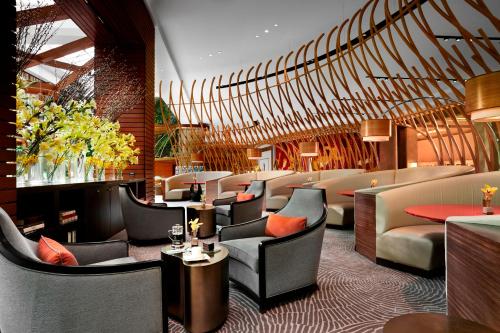 Shared lounge/TV area, Solaire Resort Entertainment City in Manila Bay