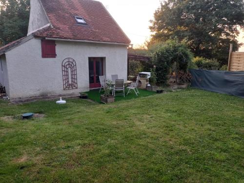 Iekārtas, maison volet rouge in Devay