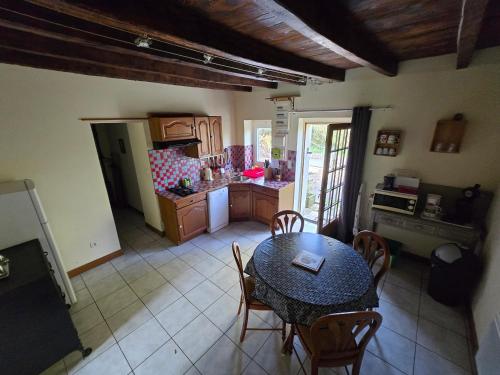 virtuve, maison volet rouge in Devay