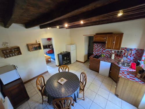 virtuve, maison volet rouge in Devay