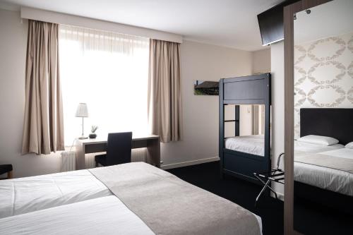 2 twin beds, 1 bunk bed