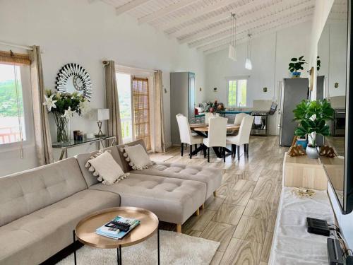 Stunning 3 Bed Villa Balcony & Sea View in Friendship