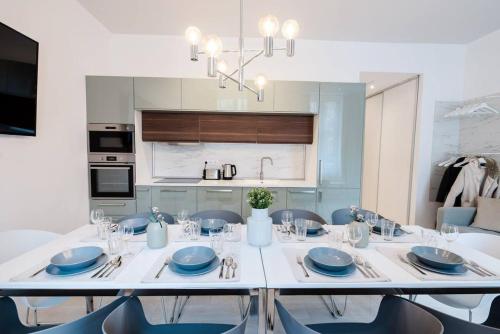 Brand new stylish very central apartment - image 13