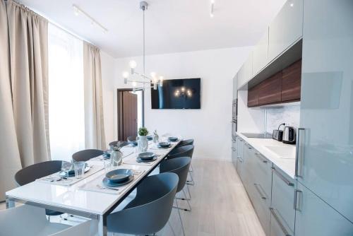 Brand new stylish very central apartment - image 9