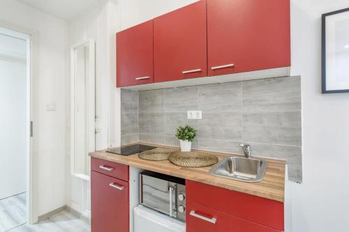 Modern Cozy Studio at the Center - image 5