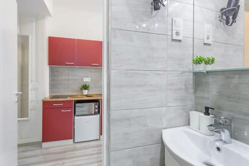 Modern Cozy Studio at the Center - image 4