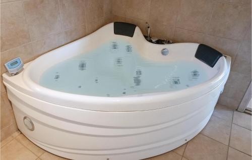 Baie, Pet Friendly Home In Kopingsvik in Kopingsvik