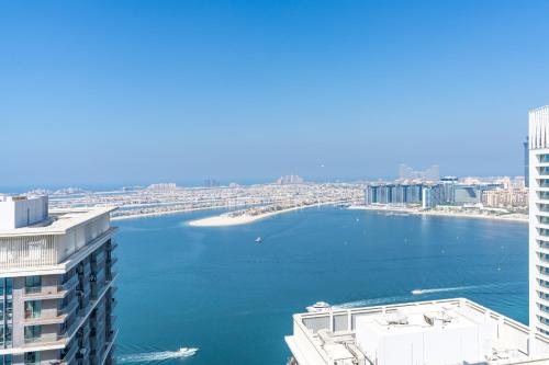 Beachfront 2-BDR, High floor, Sea and Palm View, Beach Access, Dubái