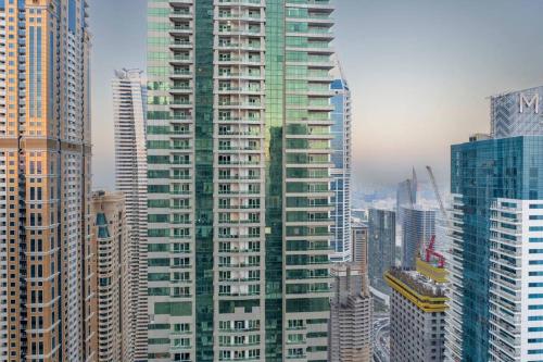 Luxury 2BRin Torch Tower with Dubai Marina Skyline Views, Dubái (foto 2)