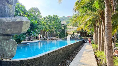unixx seaview luxury hotel - Tap to explore photos