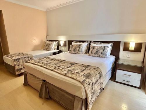 3 twin beds