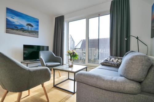 HAUSTIERFREI - Ferienwohnung Meerfarbig Zingst - GLASFASER -Balkon - Parkplatz - Fahrradschuppen - zentral&ruhig - E-Ladesäule - Waschtrockner - Nichtraucher - allergikerfreundlich in Zingst, Deutschland