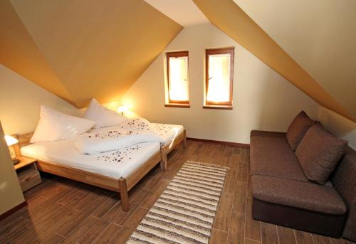 2 twin beds, 1 sofa bed