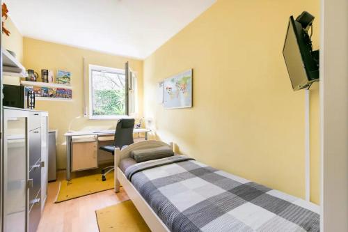7 min to citycenter !! Subway U3 100m, southside singleroom own SHOWER, WC ! free WIFI ,TV, dishes,  – khách sạn tại Sendling