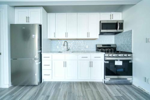Luxury 2-bedrooms unit with elevator, balcony in Steinway, USA