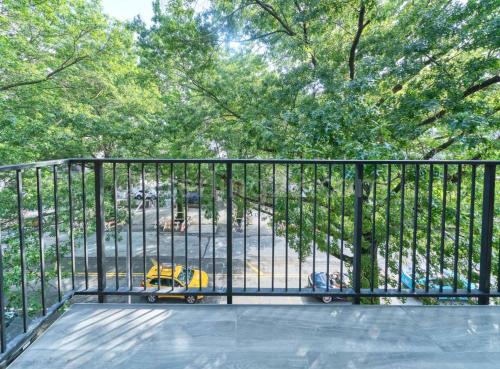 Luxury 2-bedrooms unit with elevator, balcony in Steinway, USA