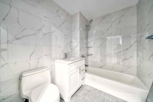 Luxury 2-bedrooms unit with elevator, balcony in Steinway, USA
