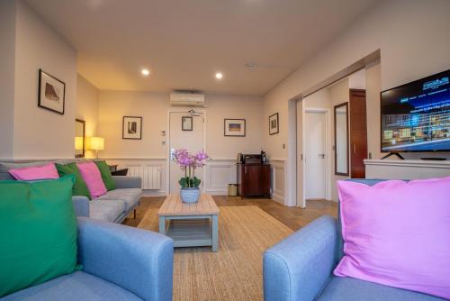 County Hotel - image 10