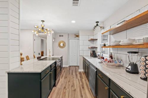 The Luxe Hot Tub10 Min Keenland12 Min Downtown in Hill N Dale