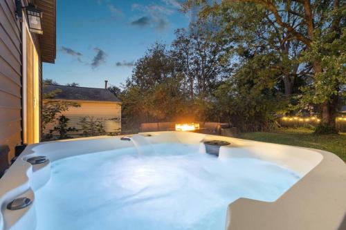 The Luxe Hot Tub10 Min Keenland12 Min Downtown in Hill N Dale