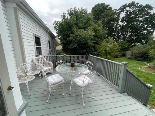 Зручності, The White House in Плейнфілд