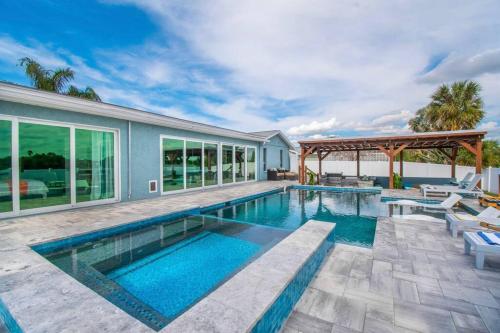 Tranquil Retreat heated pool, spa, & pool table in Apollo Beach, USA
