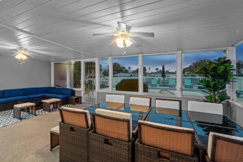 Waterfront Escape 5Bed, 3Bath, Heated Pool in Tampa, USA