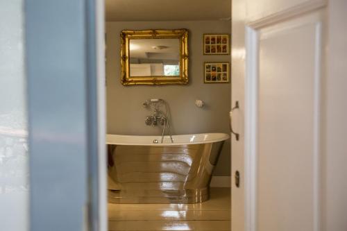 61253547 AdAstra Suites