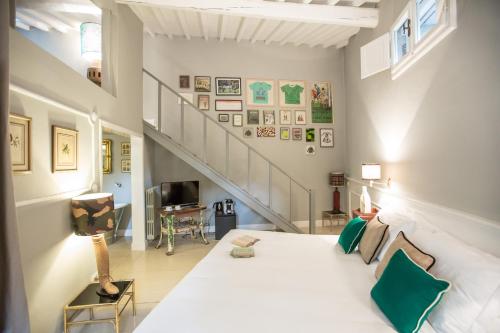 61253577 AdAstra Suites