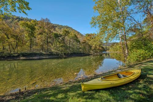 River Song Retreat - Right on the River! in Great Cacapon, USA