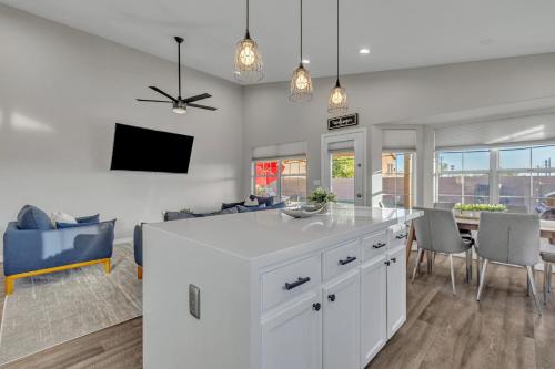 Kitchen, Luxe Phoenix Getaway (heated pool, mountain view) in Ahwatukee