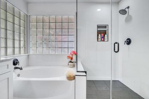 Bathroom, Luxe Phoenix Getaway (heated pool, mountain view) in Ahwatukee