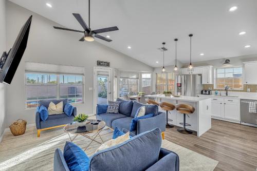 Shared lounge/TV area, Luxe Phoenix Getaway (heated pool, mountain view) in Ahwatukee