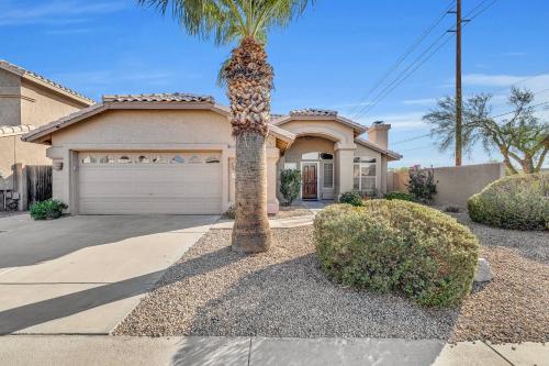 View, Luxe Phoenix Getaway (heated pool, mountain view) in Ahwatukee