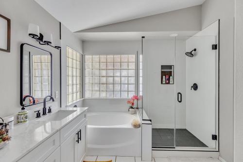 Shower, Luxe Phoenix Getaway (heated pool, mountain view) in Ahwatukee