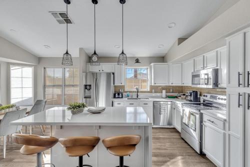 Kitchen, Luxe Phoenix Getaway (heated pool, mountain view) in Ahwatukee