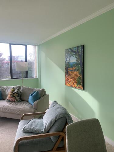 Herons Nest-90 - Day Stay, Bright and Airy Suite with Study, steps away from Downtown Victoria by Victoria Prime! in Victoria, Canada