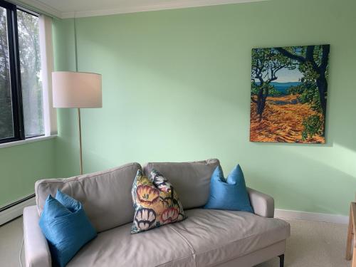 Herons Nest-90 - Day Stay, Bright and Airy Suite with Study, steps away from Downtown Victoria by Victoria Prime! in Victoria, Canada