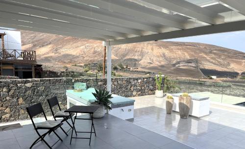 beranda/teres, Luxus Villa mit 5 Schlafzimmern, Heated Pool, PS4, Fitnessraum in Tabayesco