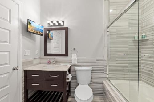 Prestigious 1br W Rooftop Pool - Tap to explore photos